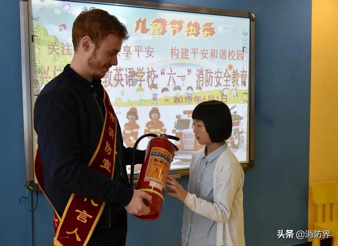 「防火动态」英国老师杰森指导贵州儿童学防火过节受欢迎