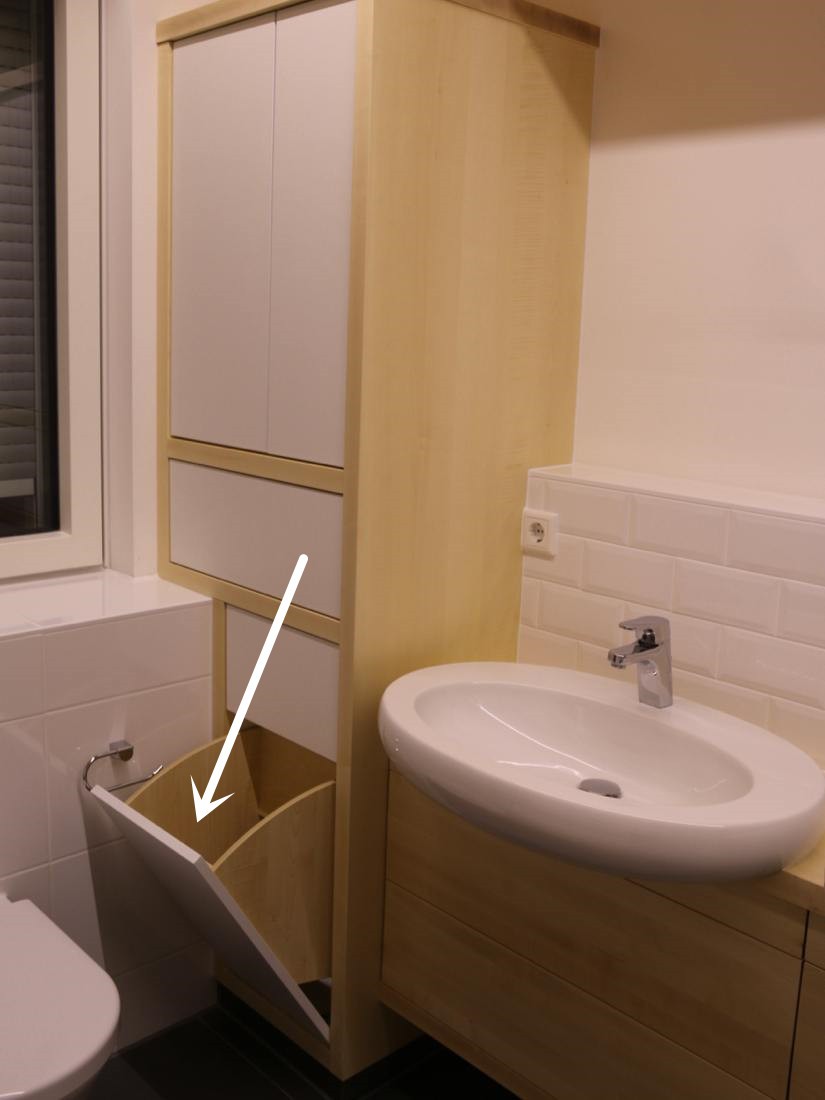 浴室柜侧面开个小口，脏衣篮藏里面正好，省地操作，邻居都夸绝了