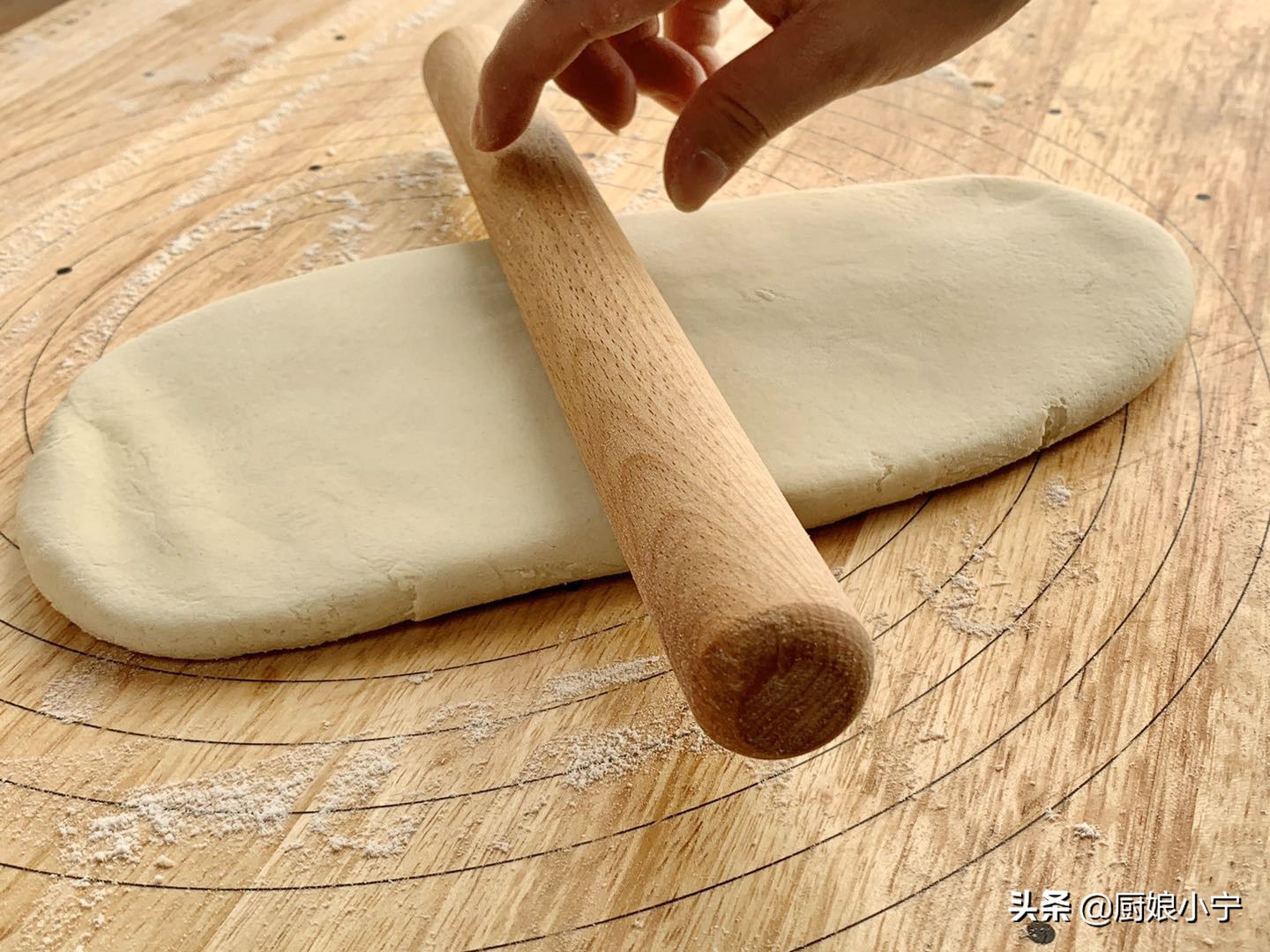 手擀面爽滑劲道有妙招，这样做不断不糟不发硬，北方老一辈做法