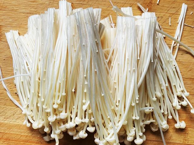 凉拌金针菇的家常做法酸辣美味,香辣金针菇怎么凉拌好吃