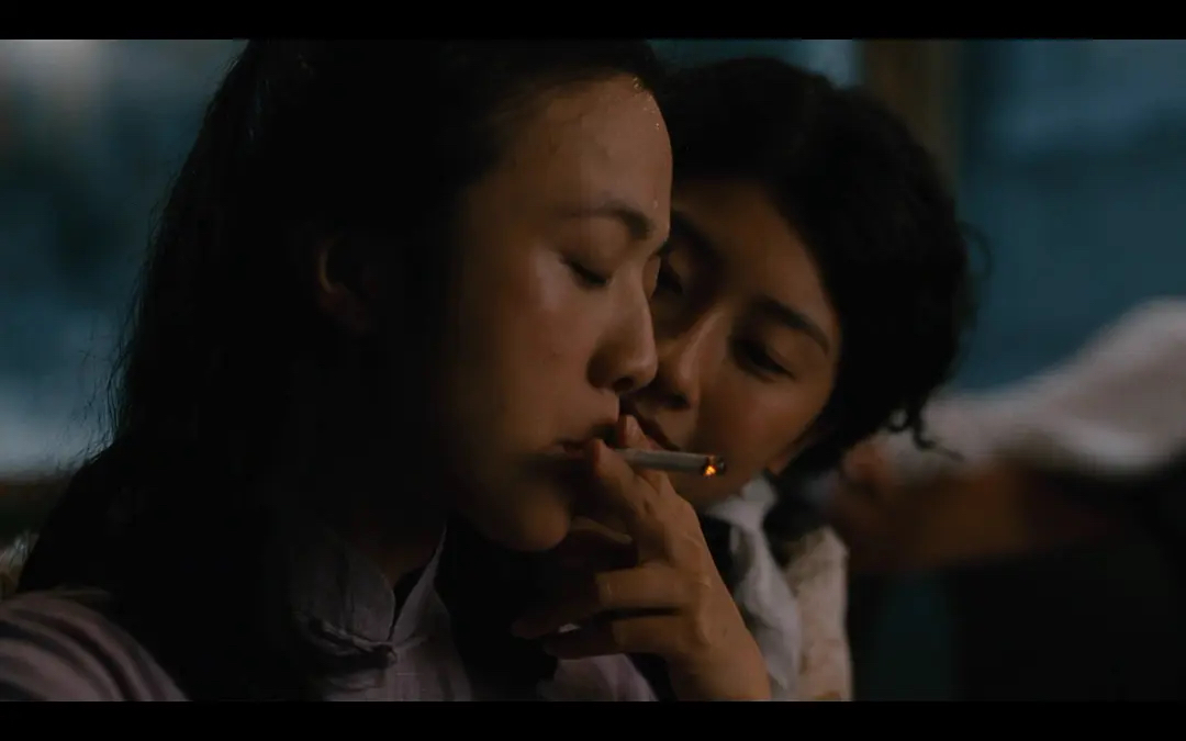 重看《色戒》，四个吸烟镜头，完美诠释出王佳芝的成长与挣扎