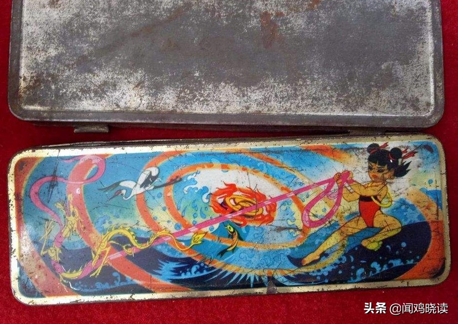 童年回忆文具盒,回忆童年的文具盒里面装的是什么
