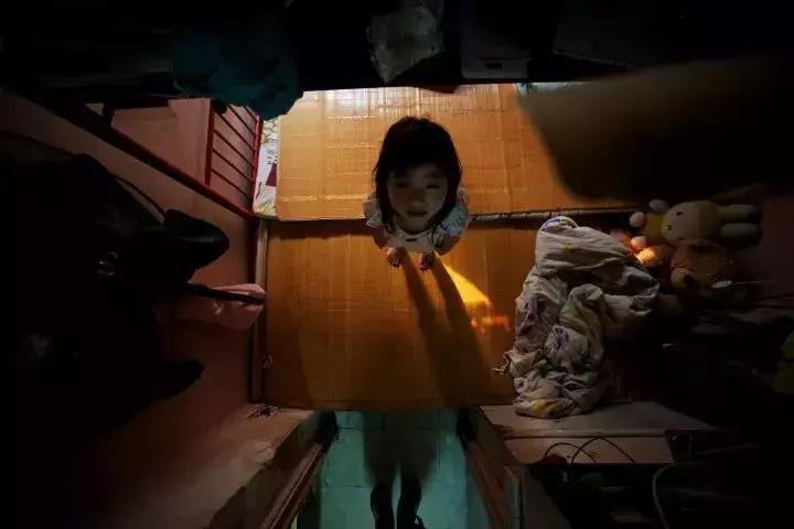 香港鸽笼房和棺材房真实生活,香港的棺材房是怎么样的