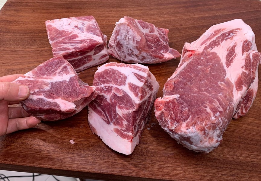 刚从冰箱拿出来的冻肉怎么切,冰箱里冻肉怎么做才能不结冰