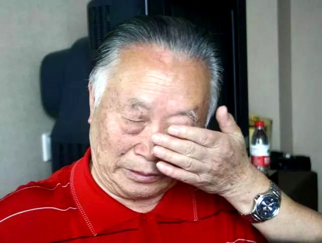 毛主席有多么节俭？一件睡衣穿了20多年，打的补丁有73个