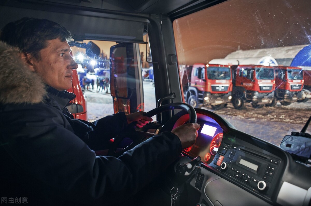 这只狗真神！凭着老虎的气味锲而不舍地追出了个猎虎*私走**团伙