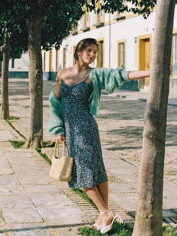 吊带裙很“露骨”，不敢穿？搭配一件外套试试，尽显优雅气质