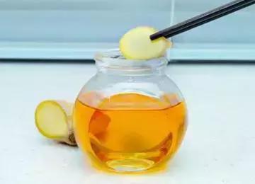 一碗姜蜜水坚持喝祛斑显年轻,柠檬加姜蜜祛斑