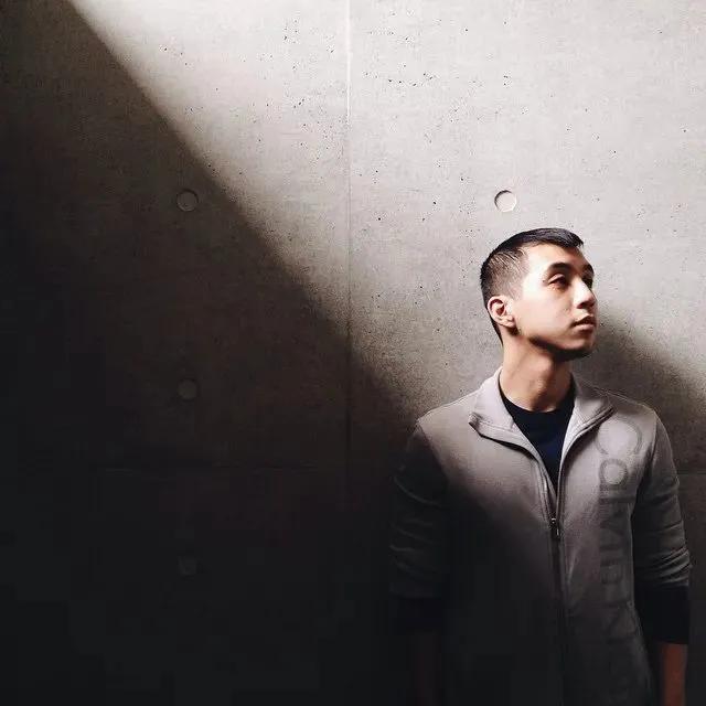 旅游景点男生拍照姿势怎么摆,男生山顶晚霞摄影拍照姿势高清