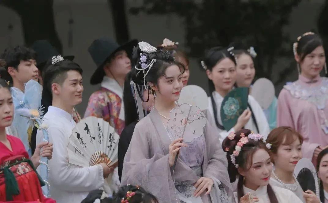 频繁出街的“三坑少女”，如何催生出百亿级市场？|新消费视察