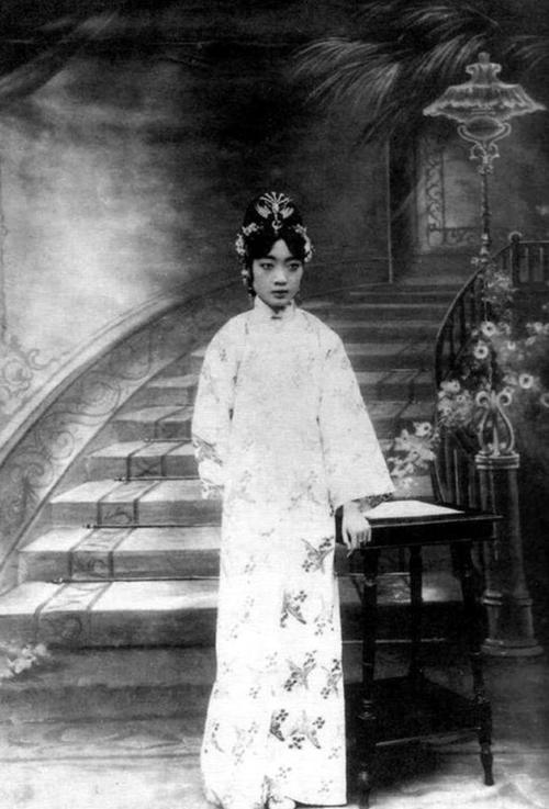 末代皇后婉容为何会被打入冷宫,末代皇帝皇后婉容的结局是什么