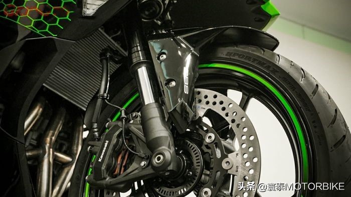 川崎zx-25r与川崎ninja400哪个快,川崎四缸忍者zx-25r配置大揭秘