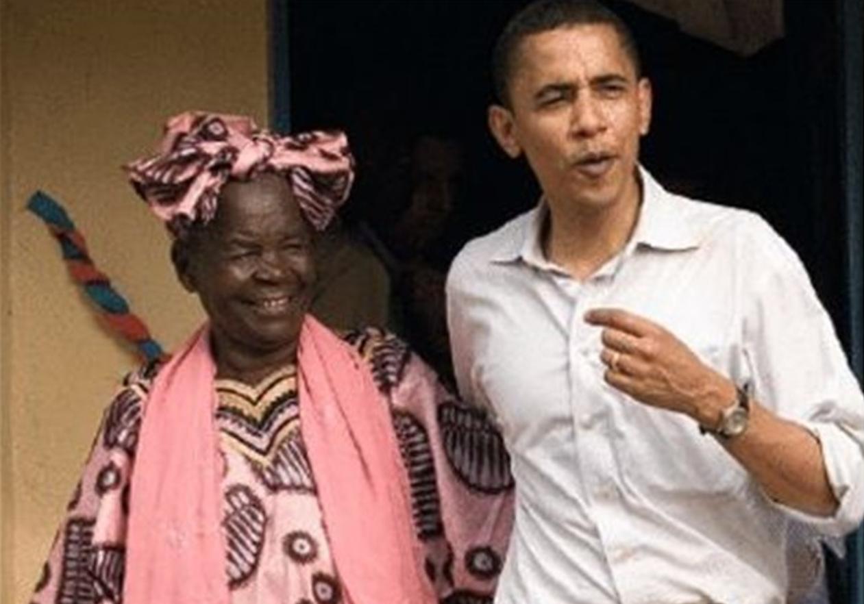 奥巴马第一次回非洲老家，帮着祖母扛大米，和兄弟们在村头喝酒