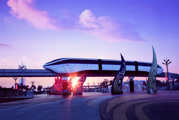 老外看中国铺轨神器,老外搭中国地铁