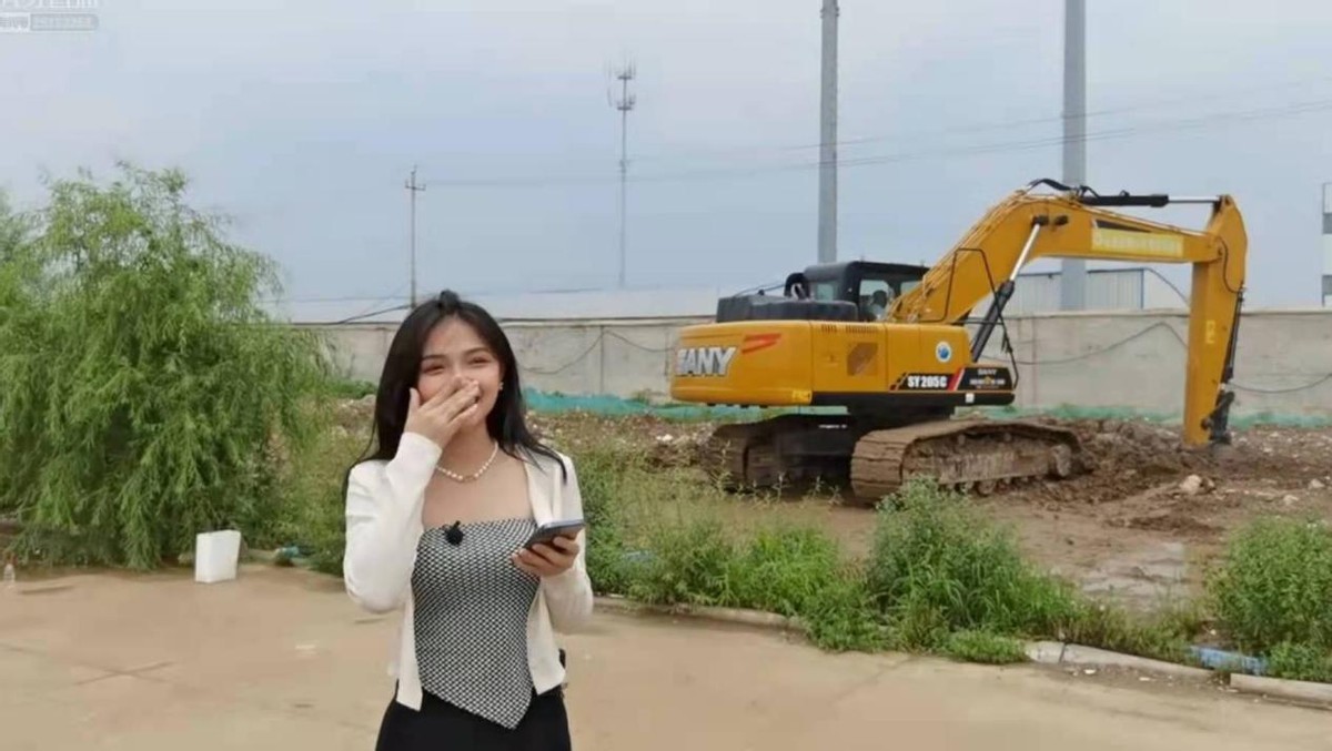 蓝翔学姐挖掘机直播回放,蓝翔学姐驾驶挖掘机