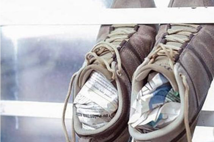 鞋子磨脚后跟怎么办抹牙膏,创可贴贴脚趾踢球可以避免磨脚吗