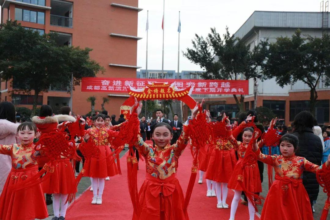 看，滨河校园花开了！听，滨河新学期的铃声拉响了