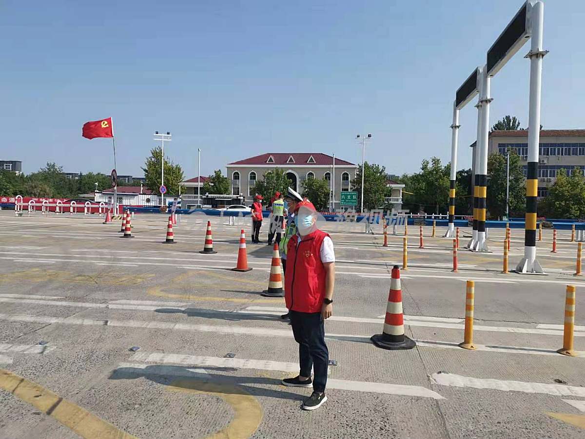 上午把高速口、下午守社区门，一天60公里“两头跑”的志愿者