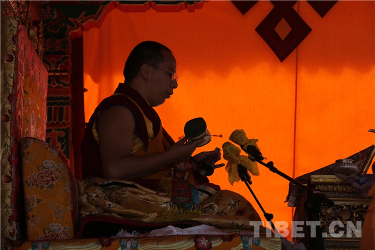 十一世班禅在托林寺为信教群众举行长寿灌顶法会