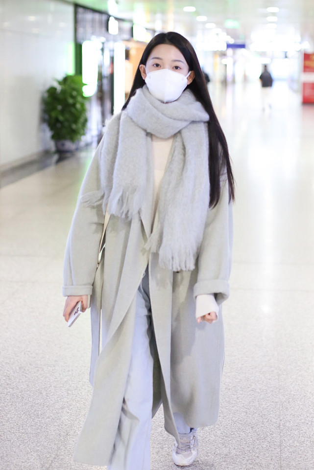 陈瑶长发披肩图片,陈瑶酷黑吊带长裙造型