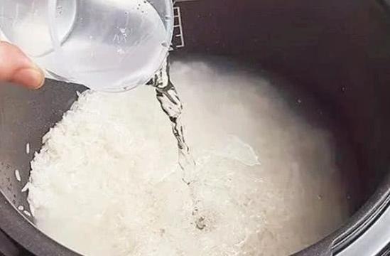米饭不熟应该怎么弄熟,米饭煮太熟了怎么处理