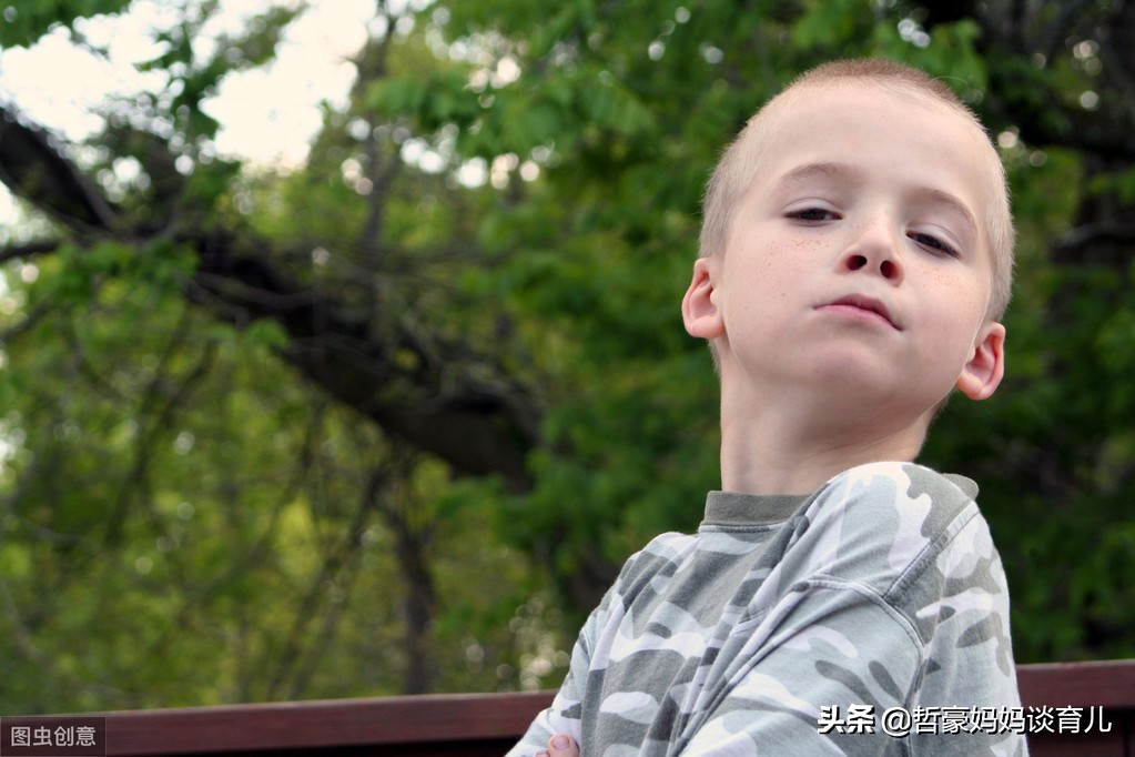 「哲豪妈妈说」儿童孤僻与自闭症的区别和改善儿童孤僻的方法