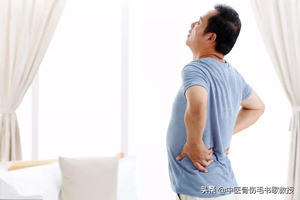 缓解腰椎间盘突出腰痛的正确动作,腰痛是平躺睡姿好还是侧卧睡姿好