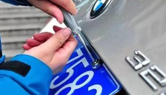 机动车号牌安装两个螺丝如何处罚,新车车牌上两个螺丝违规吗