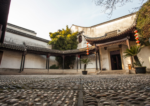 每根木头上的雕刻图案都不一样？细细视察才能发现这宝藏大院