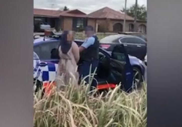 澳女子朝警察连吐口水，称自己要去做病毒检测，下一秒被放倒