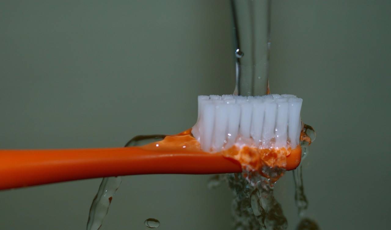 牙齿表面上长黑斑是怎么回事,牙齿上有黑色牙迹怎么去除