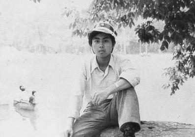 海子25岁自杀后，留下5封遗书，都有写道：我的死，是他俩造成的