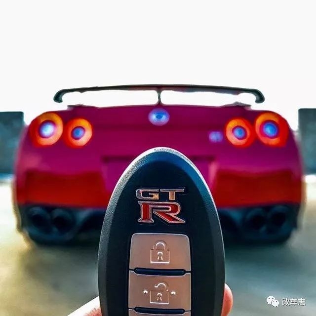掏出这把骚气的GT-R钥匙后，妹子上我的车了！