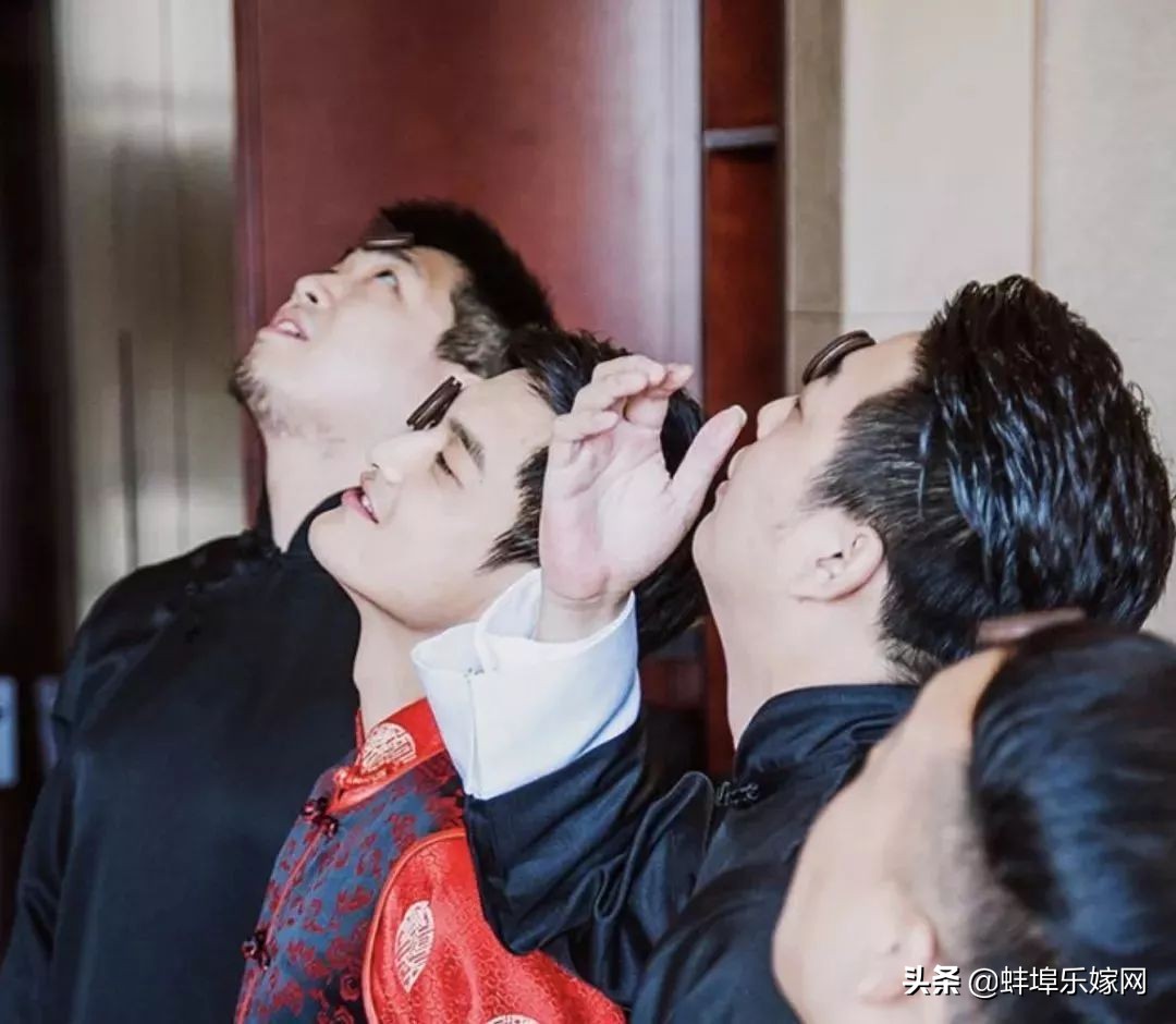 新郎接亲大姨堵门要红包完整视频,新郎接亲遇萌娃军团堵门讨红包