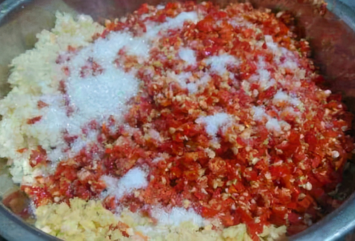 做剁辣椒除了放盐还要放什么吗,做剁辣椒时放什么不会酸