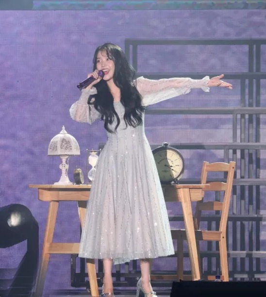 iu俏皮可爱超级美,iu杂志照曝光穿裙装清纯甜美