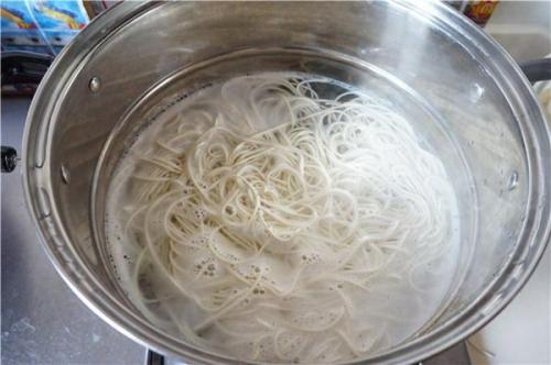 煮面变坨什么原因,煮面老是容易坨在一起