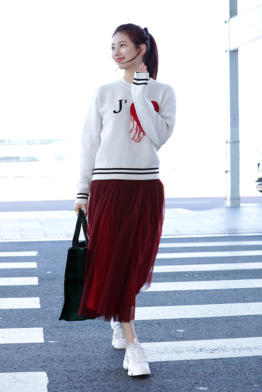 裴秀智穿粉色碎花裙图片,裴秀智黑色破洞牛仔裤