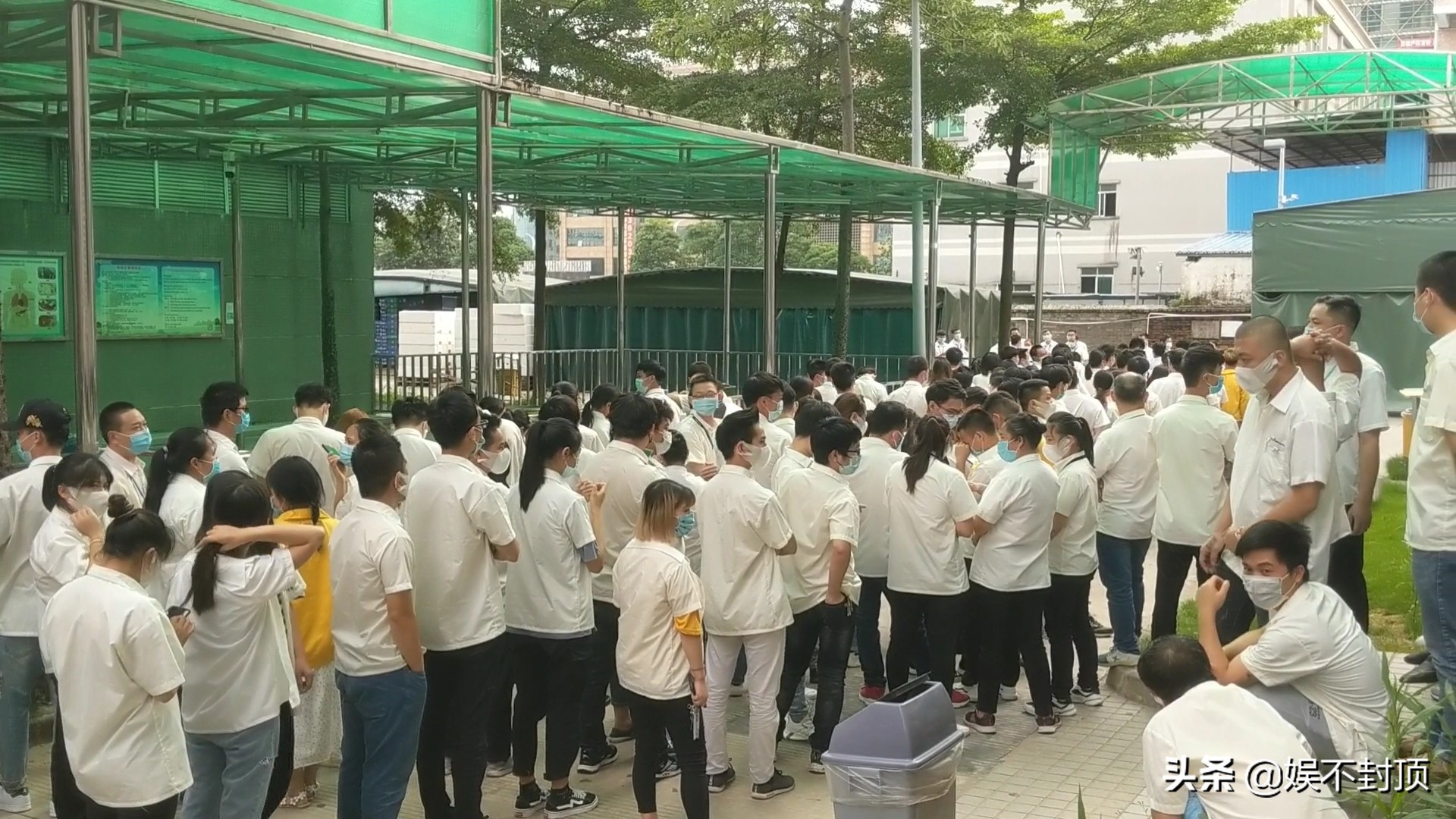 东莞27000人的电子厂，员工还上着班，全部都被叫出去集合了