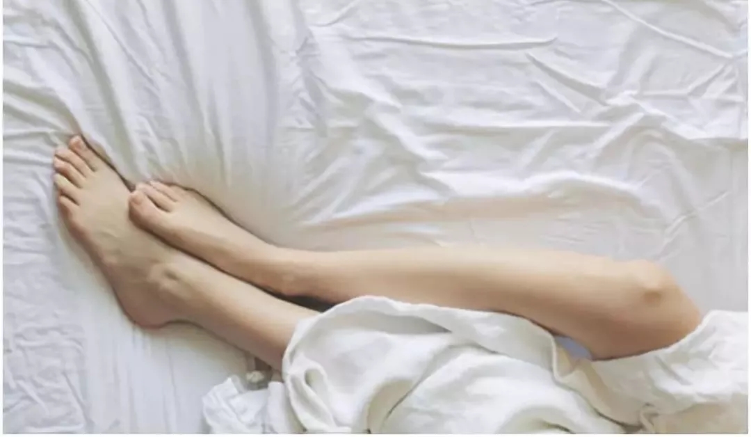 抽筋了怎么办两个动作缓解抽筋痛,频繁抽筋的原因和治疗方法