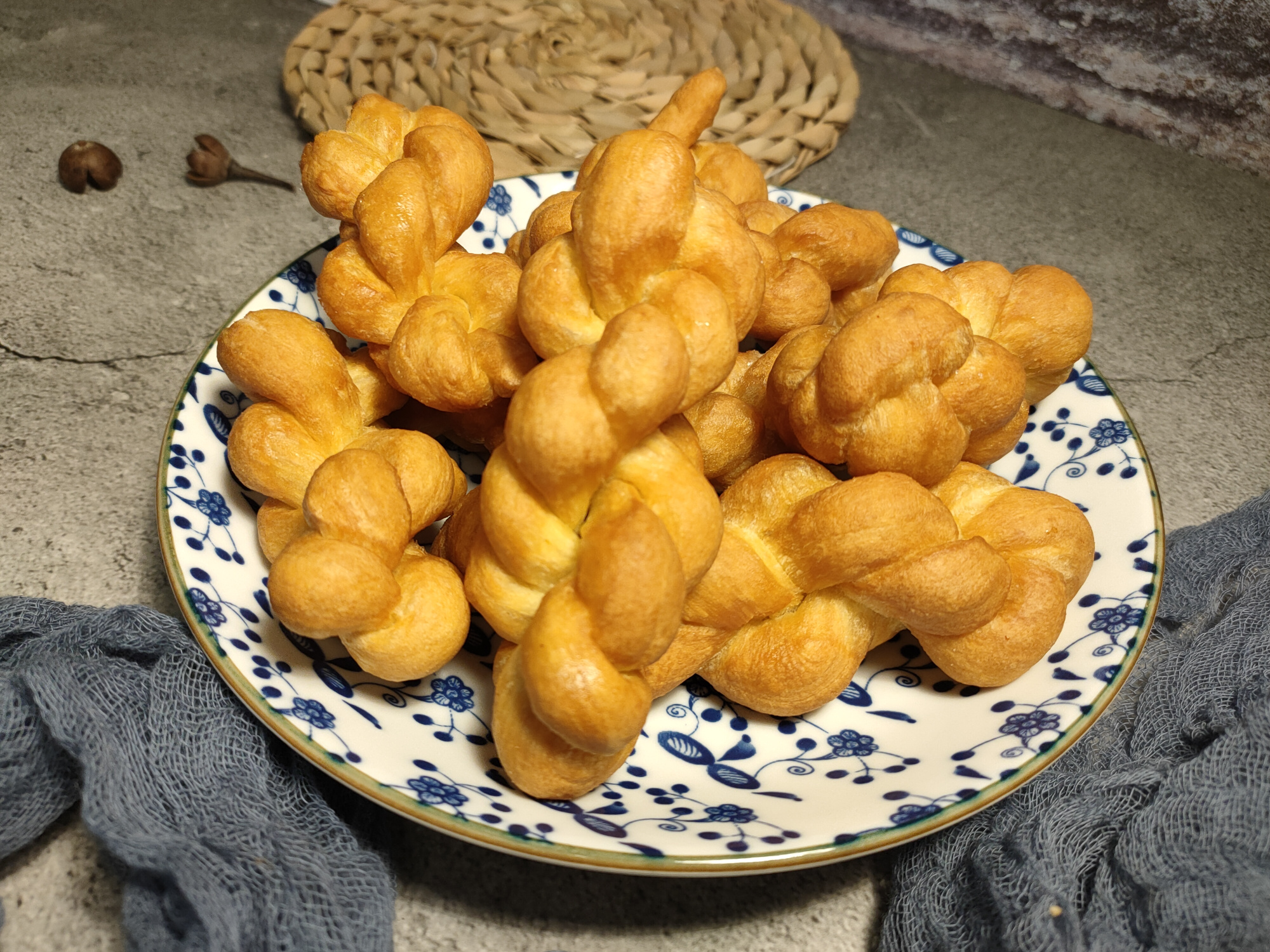 炸麻花加了泡打粉是脆的还酥的,家庭炸麻花不用酵母粉不用泡打粉