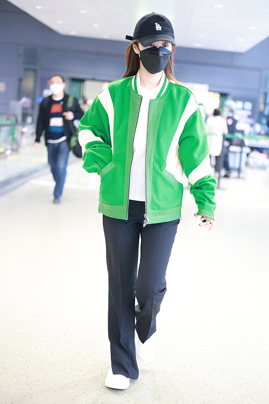 薄款棒球夹克穿搭,棒球夹克穿合体好看还是宽松好看