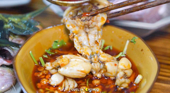 广西美蛙鱼火锅,美蛙鱼火锅底油熬制