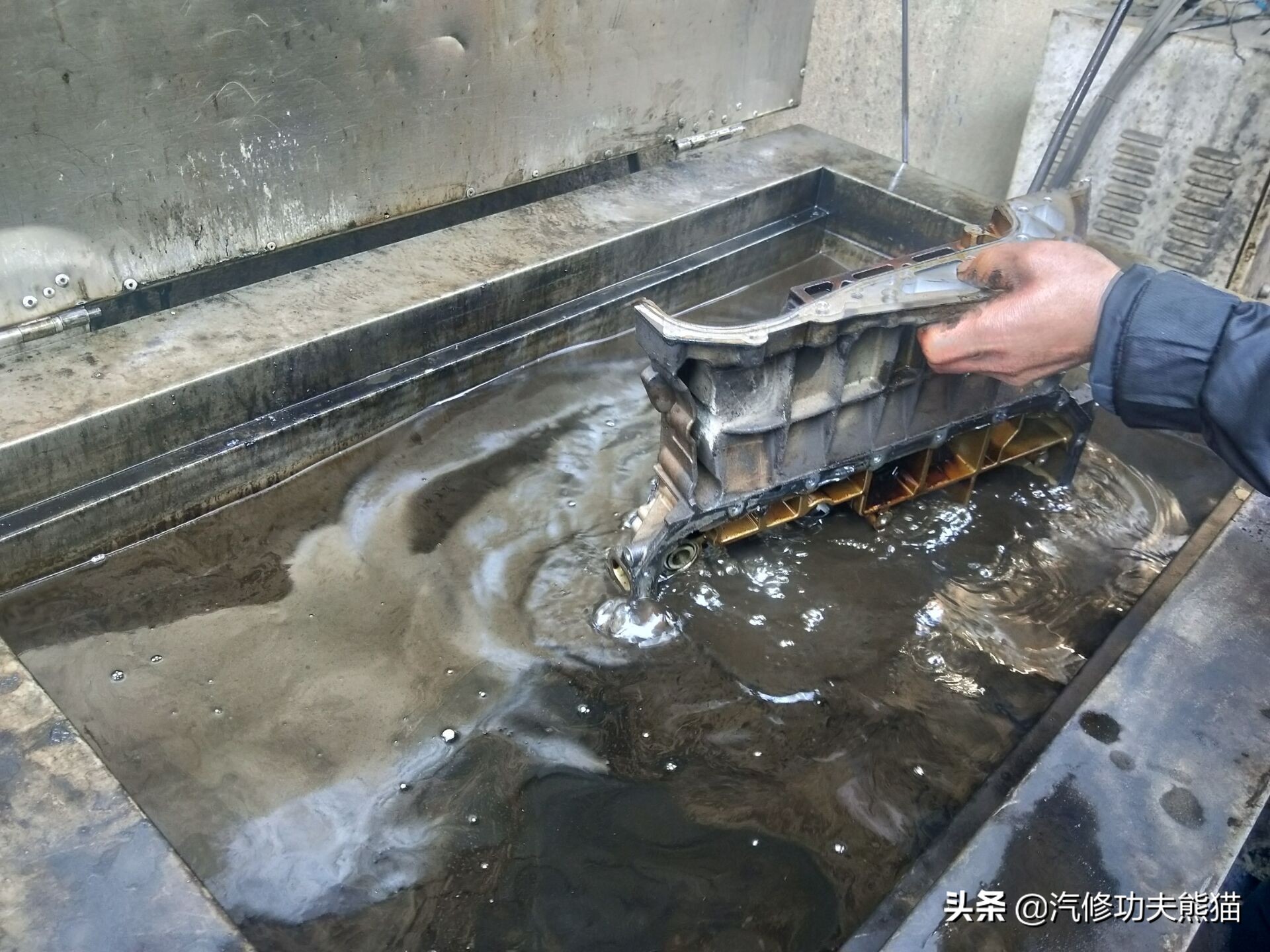 16款奥迪a6l2.5自吸发动机漏油,奥迪a6l2.4免拆烧机油处理靠谱吗