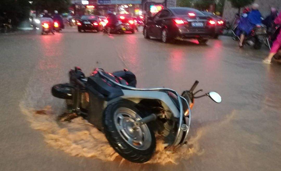 骑摩托下坎技巧,下坡骑摩托技巧