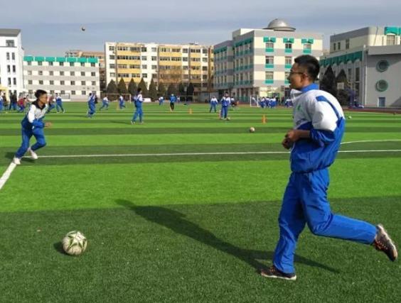 体育老师教正确跑步,1500米长跑最省力的跑步姿势