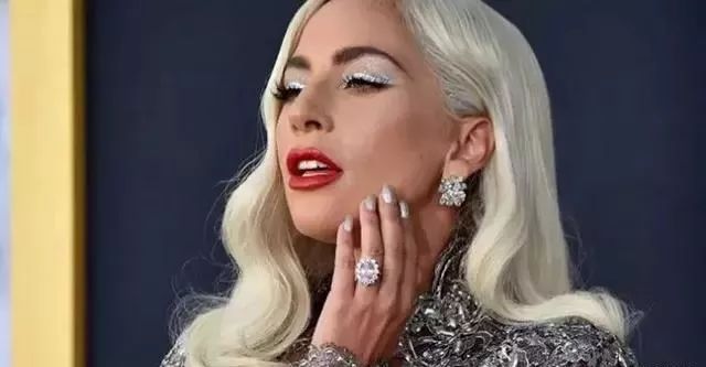ladygaga承认自己是个平凡人,ladygaga一个明星的诞生发布会