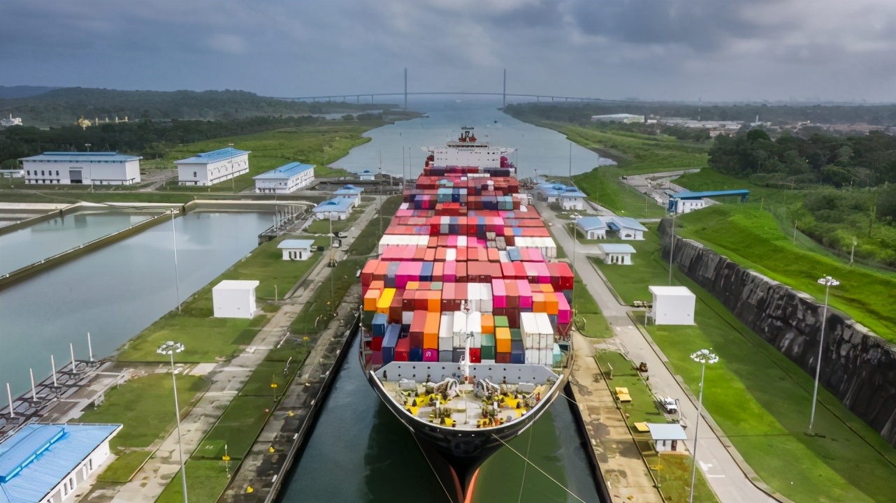 中国建造的最大起重机,世界第一起重机吊起英国货轮