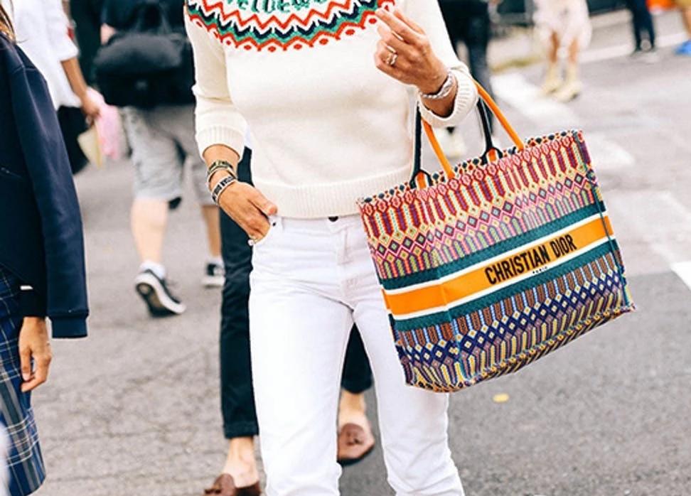 背包女双肩包时尚2022新款中年,中年男人背双肩包还是单肩包有范