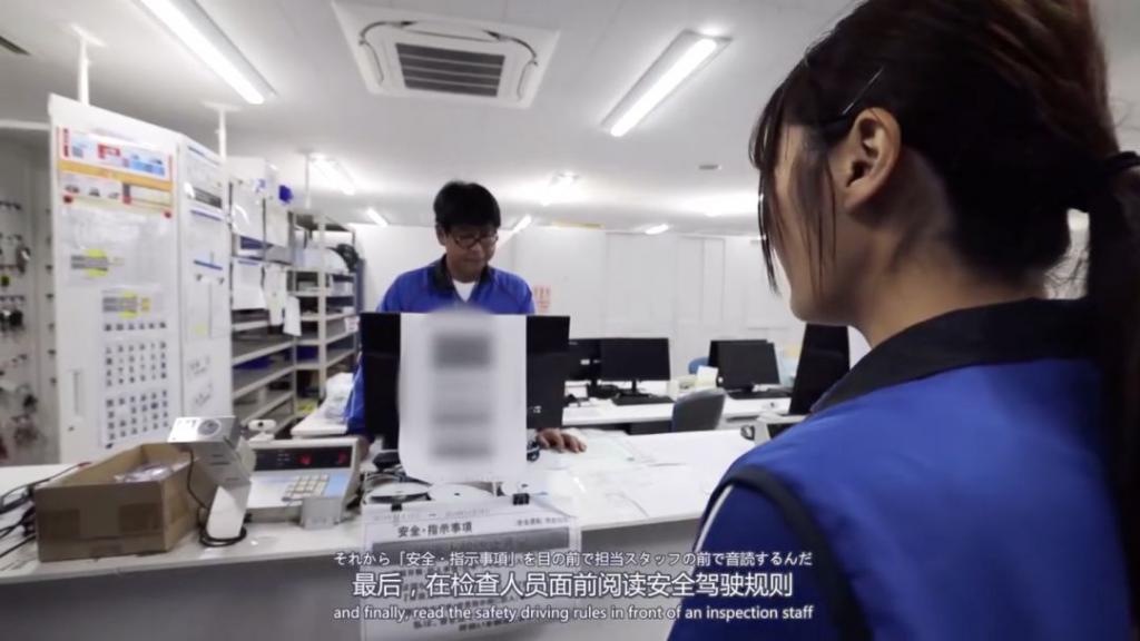 曝日本美女快递员工作细节，网友：太“变态”了